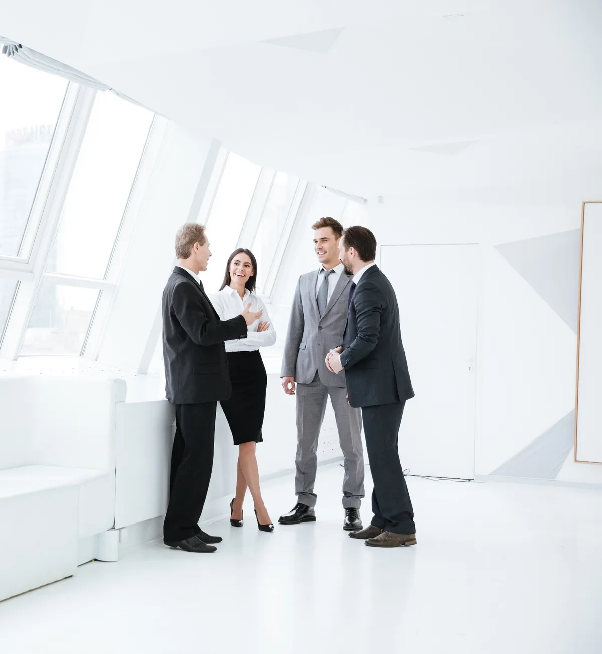 JM Quinten advisors meeting a client in a bright office